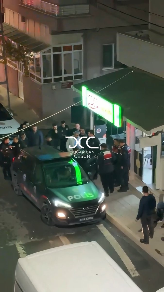 🚨 İSTANBUL’DA KUYUMCUYA KURŞUN YAĞDIRIP ECZACIYI VURAN SALDIRGAN ÇİĞKÖFTECİDE YAKALANDI! O ANLAR ⬇️ ⚠️ ESENYURT’TAKİ DEHŞETİN ARDINDAN ÇATALCA’YA KAÇTI, POLİS ÇİĞKÖFTECİDE BULDU! 🔴 Esenyurt’ta sabah saatlerinde kuyumcuyla tartıştıktan sonra dükkândan ayrıldığı, kısa süre sonra silahla geri dönerek ateş açtığı öne sürülen D.D., saldırının ardından kayıplara karıştı. ‼️ Açılan ateşte kuyumcunun yanındaki eczanede bulunan bir çalışan vurularak yaralanmıştı. 🔵 Şüphelinin Çatalca Muratbey Mahallesi’ndeki bir çiğköftecide olduğu bilgisini alan polis ekipleri adrese operasyon düzenledi. 🚨 📌 D.D., çiğköftecide polis tarafından yakalanarak gözaltına alındı.