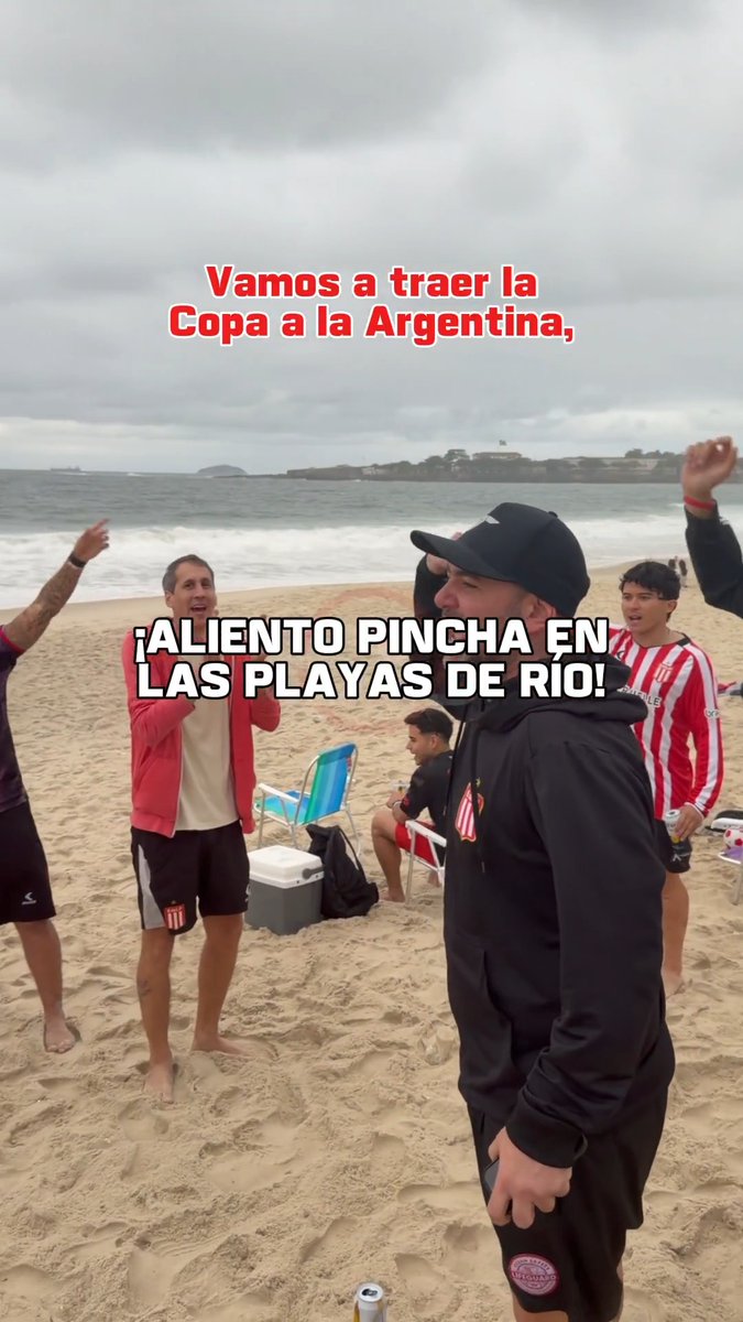 AYER, BOCA. HOY, ESTUDIANTES. ¡Los hinchas del Pincha ya viven la previa de la vuelta vs. Flamengo en las playas de Río de Janeiro!