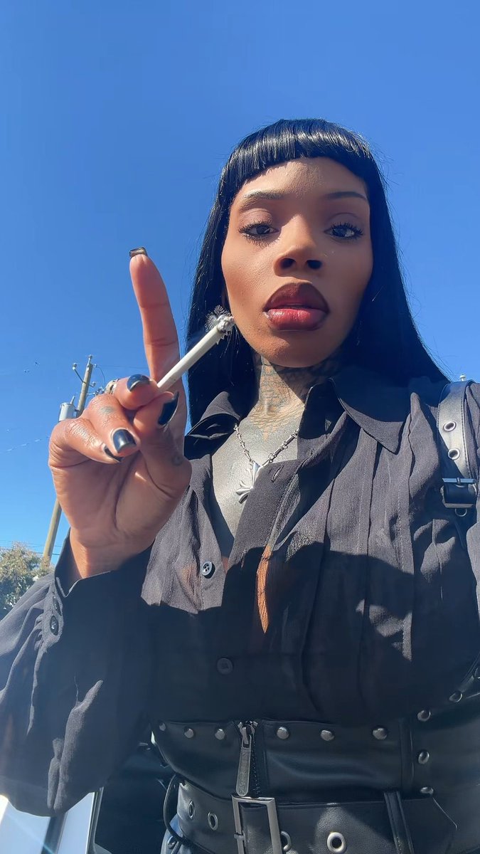 🫵🏽Open wide bitch… you’re my Ashtray now 🚬🧎🏻➡️