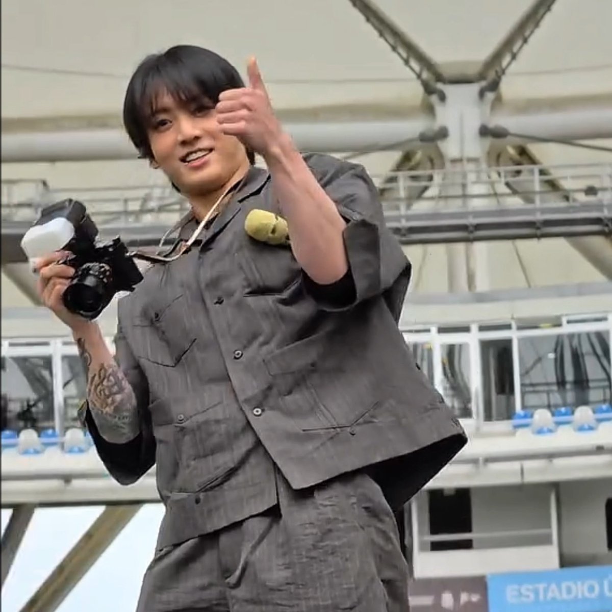 🐰: *taking pictures of armys* 🐰: 🙂↕️🙂↕️ 🐰: *takes more pictures* 🐰: 🥰👍🏻