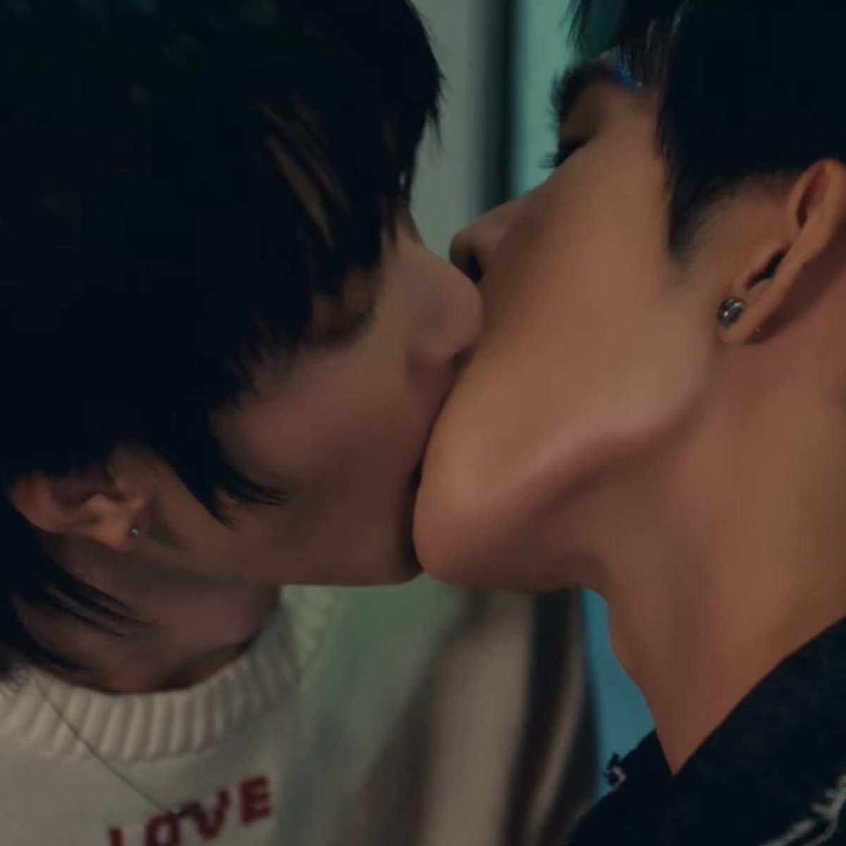 Tá vendo isso gmm?? Isso é um beijo com gosto, n beijo com boca mole de bosta, e beijo gostosoooooo, com vontadeeee, aprendeeee!! MR FANBOY CHAPTER 8 #MrFanboyEP8