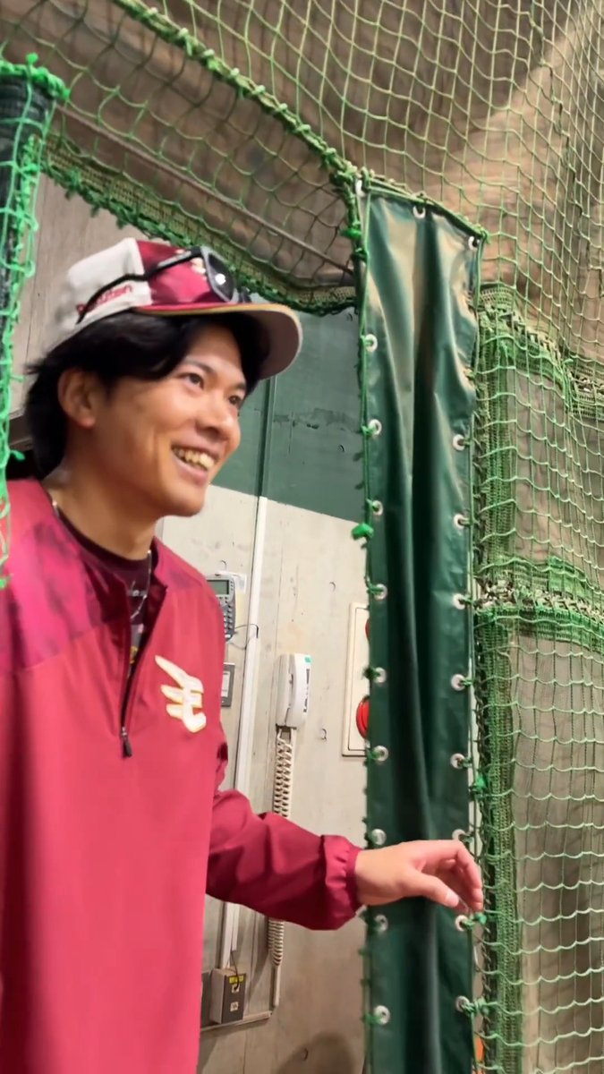 ブルペンで投げる #西垣雅矢 選手を撮っていたら🎥 ...とある方が、 陽気にベガルタ仙台のチャントを歌いながら登場🙋♂️⚽️ #うちの選手会長サッカー好き #早川隆久 #RakutenEagles