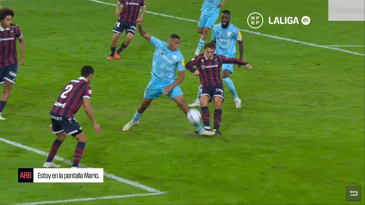 El árbitro decía que necesitaba más zoom. Más de 5 minutos revisando esta acción.