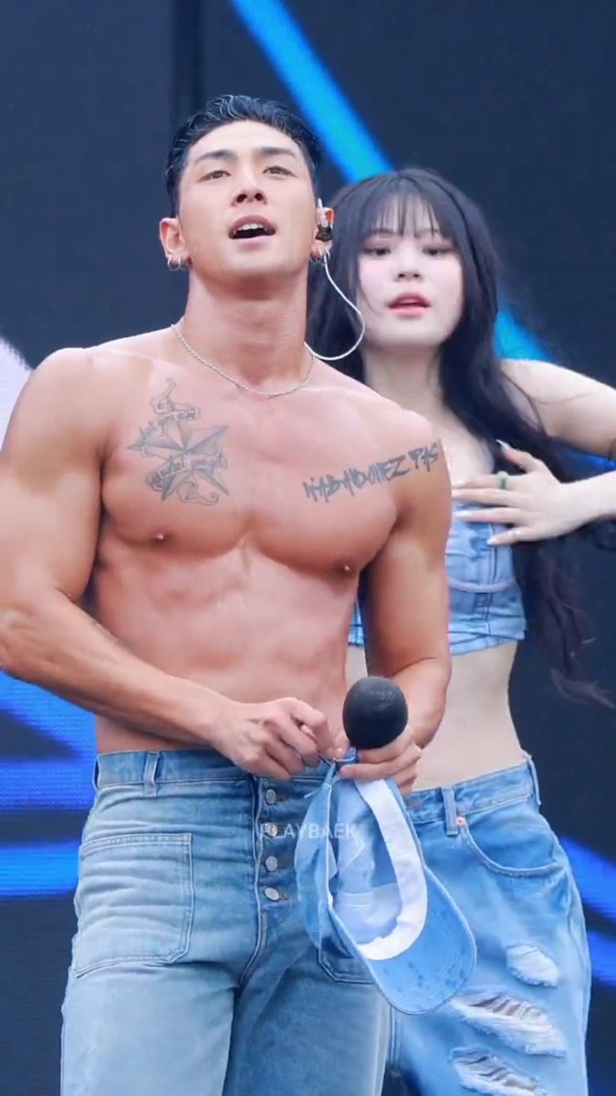 it’s the way #BAEKHO moves his shoulders! i could watch this forever #강동호