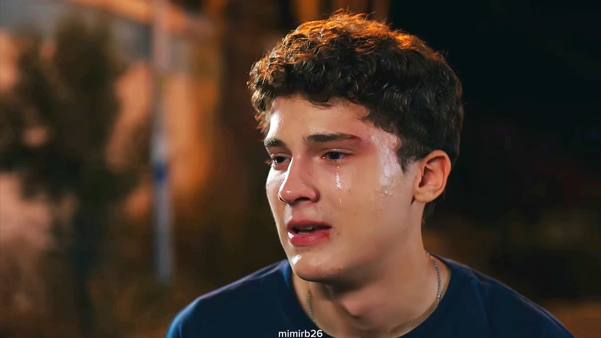 Onun daha 17 yaşında bi çocuk olduğunu unutuyoruz bazen.