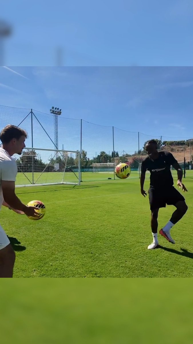 Noni Madueke making this look easy 😂 (via cozeebyjh/IG)