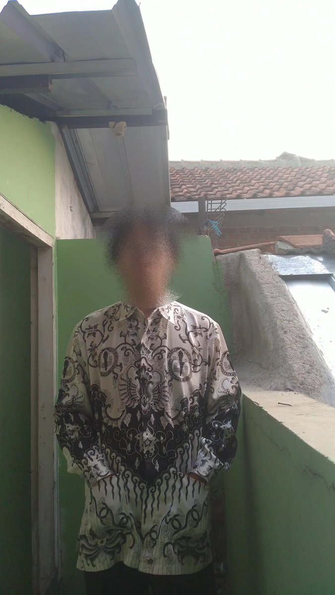 Kalau ini Seragam Batik PGRI bahannya Satin licin halus mengkilap kalau kena cahaya, biasanya dipake tanggal 25 salah satu seragam favorit. #justforfun #fetishseragam