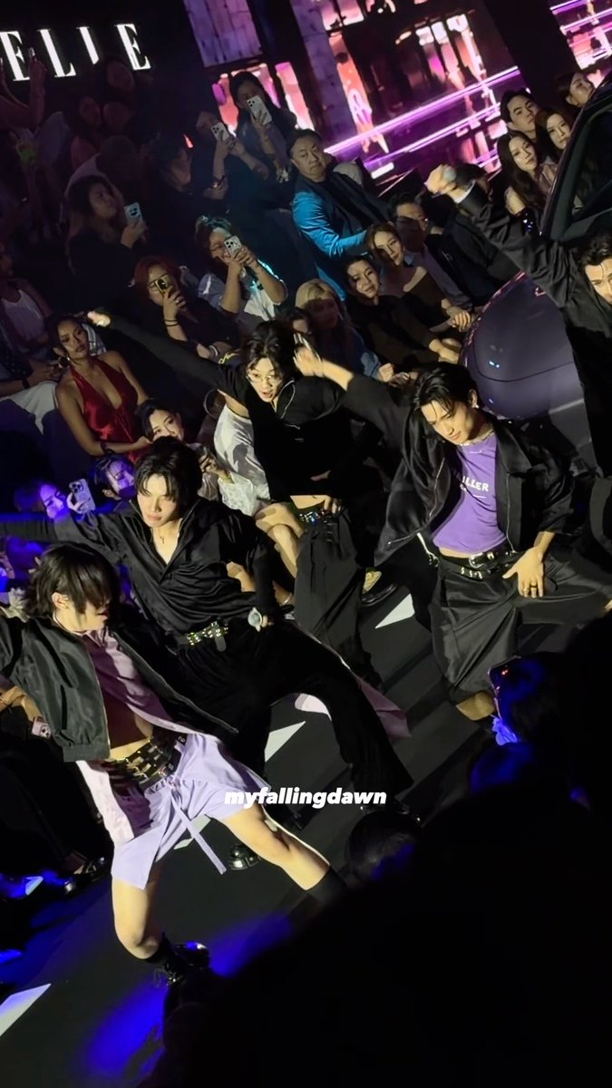 ล้อคเป้า #DICERED บนเวที EFW26 ชั้นจะร้องไห้ พวกไดซ์มันเก่งกันมากหวะ 😭😭 ภูมิใจในตัวพวกแก คือไม่รู้จะโฟกัสใครดีเลย ตอนจบโชว์ที่เดินกลับแล้วเอามือลูบรถถูกใจพี่มาก ลูกค้าต้องรัก❤️ DICE FREE TO BE EFW26 #DICEatEFW26ICONSIAM #DICE_SONRAY #ELLEFashionWeek2026 #EFW26ATICONSIAM