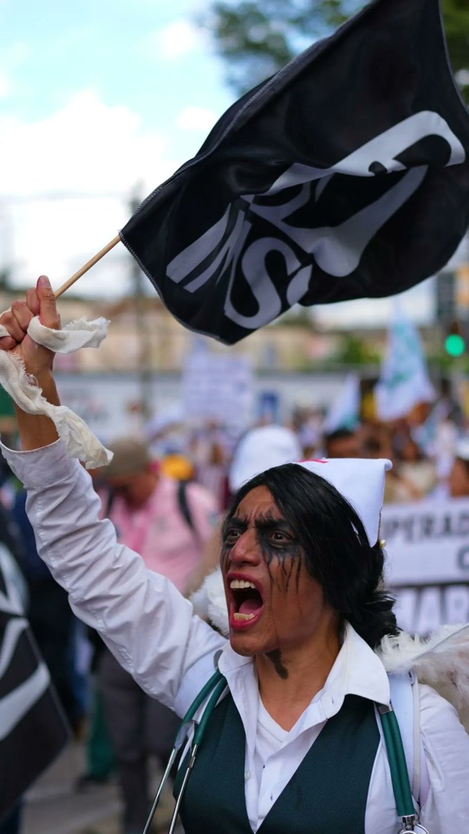 Hundreds of protesters marched through Mexico City on Wednesday to demand higher wages, better working conditions and changes to their union leadership. They demanded a 10% direct salary increase, more staff and adequate medical supplies.