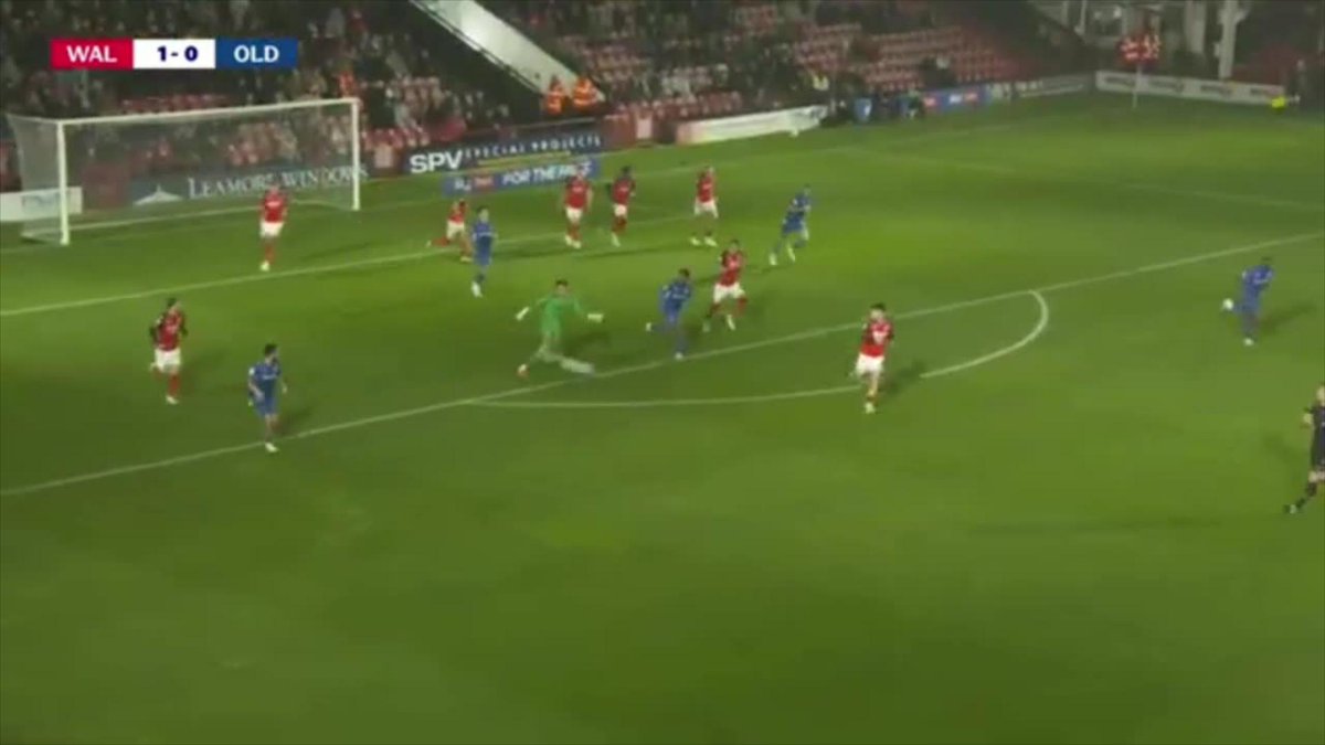 La INCREÍBLE asistencia del arquero que le está dando la vuelta al mundo 🥵🔥 Una chulada lo que vimos del Walsall FC de la cuarta división de Inglaterra 👌