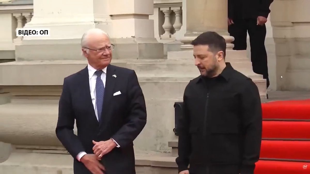 I've seen people saying online that President Zelensky didn't spit at the feet of Sweden's King, Carl Gustaf XVI, after greeting the King earlier. Certainly looks like he did to me and the look on the King's face seems to indicate that's what happened. Discuss why Americans should be able to own Carl Gustaf recoilless rifles below accordingly... 😎🇺🇸 #war #Zelenskyy #sweden #CarlGustaf #ukraine #russia #84mm