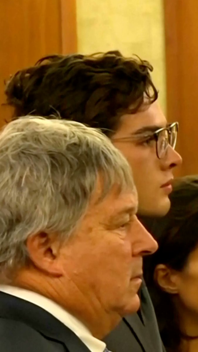 The “looksmaxxing” livestreamer Braden Peters — known as Clavicular — pleaded not guilty to charges that he raped a 17-year-old girl at his family’s Massachusetts home. He has agreed to a $10,000 bail, surrendered his passport and will not contact or post about the woman who has accused him of assault. #Clavicular #BradenPeters #Looksmaxxing