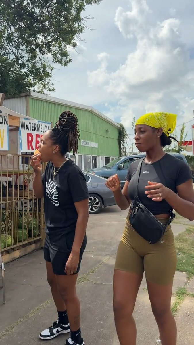 A Black-Owned Produce Stand in Houston 🍅🍉🍋🥬🌽🥒🥕 📍Nickleberry Produce Stand | 3217 Emancipation Ave, Houston, TX 77004