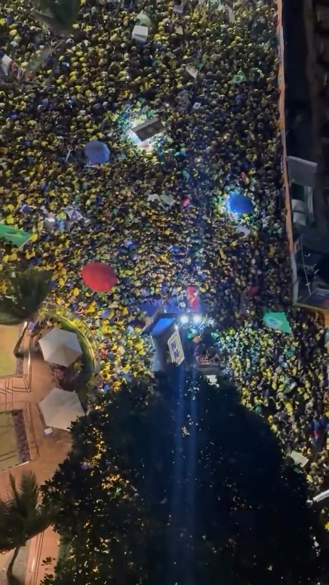 A praia da boa viagem em recife já está completamente tomada pelo verde e amarelo É 2️⃣2️⃣ 🟩🟦