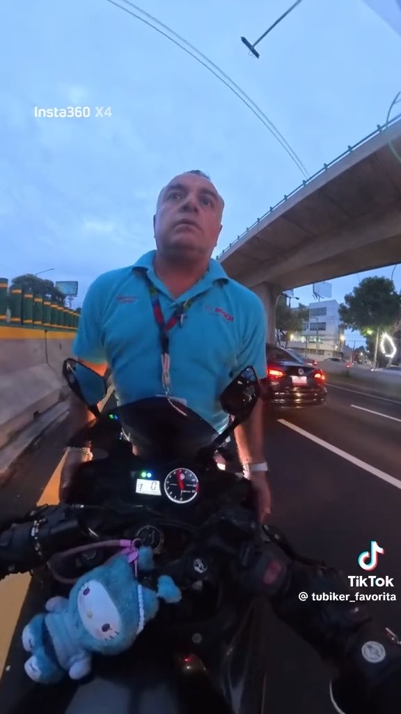 ‼️ERA SU PAREJA SENTIMENTAL‼️ 🚨La Fiscalía Edoméx investiga este asunto, sin embargo se reveló que el agresor era pareja de la joven #Biker. 🚧De acuerdo con lo asentado en la carpeta de investigación, la denunciante habría declarado que momentos antes de la agresión, tuvo una discusión con el sujeto a quien identificó como su “pareja sentimental” 🚓tras una discusión, el sujeto la siguió abordo de su coche y en periférico #Tlalnepantla la agredió 🚨Se informó que la víctima ratificó la denuncia por “Daño en los bienes y robo” 🚓El agresor aún no ha sido presentado a declarar. 🚓esto NO justifica de ninguna manera el ataque de un hombre a una mujer. Pero aclara por qué la misma víctima tenía ubicado a su “agresor” 🚨El sujeto sigue siendo investigado y será detenido.