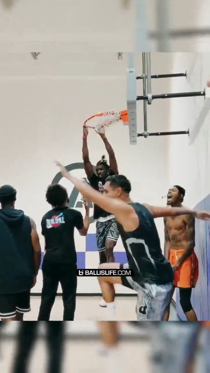 This double alley-oop was crazy 🤯