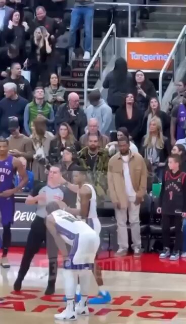 Throwback to when Drake’s aura had Notorious Bum and Serial Playoff Choker Demar Derozan trembling with fear as he menacingly stared him down👀🫪