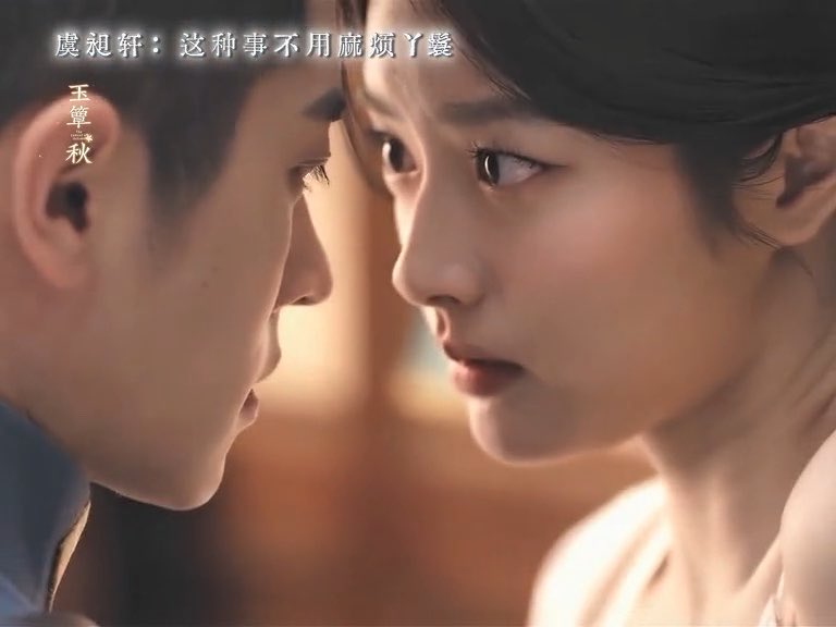 #TheLamentOfAutumn #ลำนำสารทฤดู กรี๊ดดดดดด อิบร้าาาาผู้บัญชาการเริ่มแล้วค่ะเมียทำน้ำหกใส่ตัวเองจนเสื้อเปียก เมียจะเรียกสาวใช้มาเปลี่ยนชุดให้พี่ห้าบอกเดี๋ยวผมเปลี่ยนให้เองครับ 🤭 🐺: ลวกโดนตัวไหมโดนน้ำร้อนลวกหรือเปล่า เสื้อผ้าเปียกหมดแล้ว เดี๋ยวผมเปลี่ยนชุดใหม่ให้คุณนะ 🐰: ฉันให้เสี่ยวถังมาเปลี่ยนให้ฉันก็ได้ค่ะ 🐺: เสี่ยวถังไม่ต้องนอนพักผ่อนเหรอ เป็นสาวใช้แล้วจะให้มารับใช้คุณทั้งคืนไม่ยอมหลับยอมนอนได้ยังไงกัน