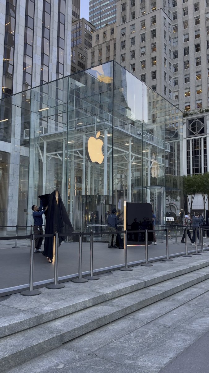 Apple 5th Avenue in NYC is ready for the iPhone Duo launch 🔥