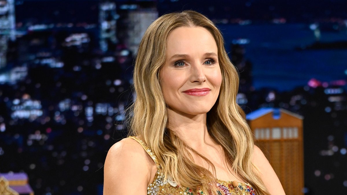 Kristen Bell was getting in-house paparazzi photos from her oldest daughter of Dax Shepard stuffing his face with sugary cereal while she’s out of town 😭 #FallonTonight