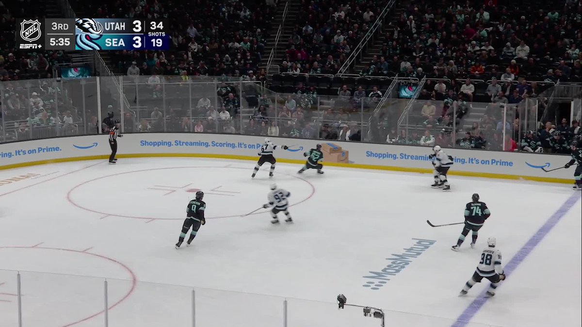 Mackie Samoskevich gives the Seattle Kraken the lead late! 🦑