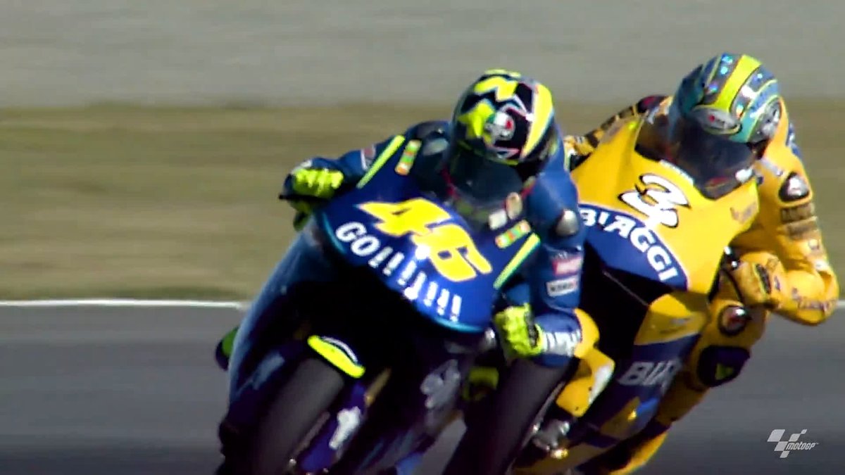 Biaggi ngerasa kalau motor Honda adalah faktor yang bikin Rossi cepat & sulit dikalahin. Pas dapet kesempatan gabung Honda, Biaggi langsung iyakan. Sebaliknya, relasi Rossi - Honda yang kurang enak plus keinginannya nyari tantangan baru sekaligus ngebuktiin bahwa dia bisa juara bukan semata-mata karena motor, ngedorong dia gabung Yamaha. Rossi dengan motor Yamaha biru & Biaggi dengan motor Honda kuning di Afsel 2004 pasti susah dilupain.