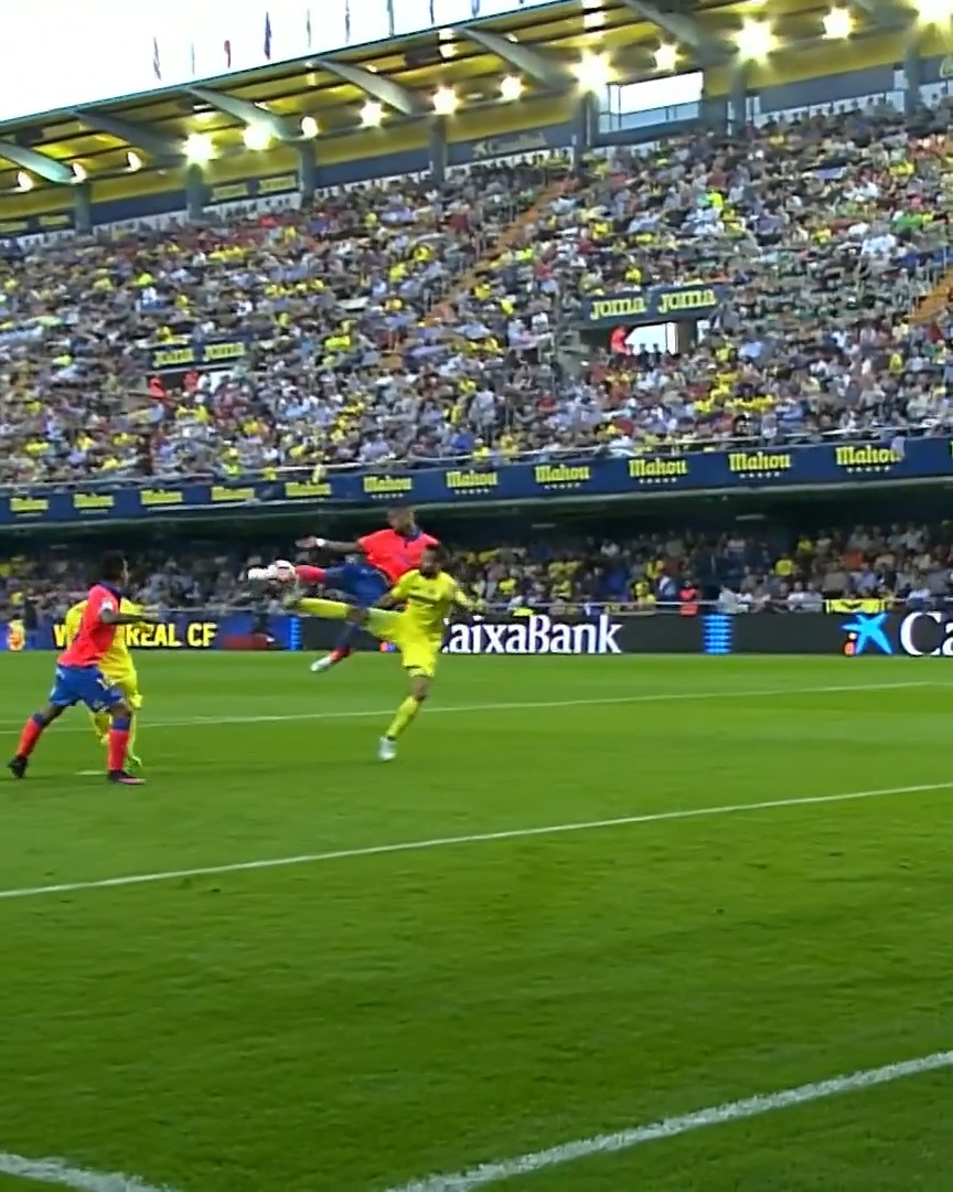 🤴 El golazo del PRÍNCIPE. Tal día como hoy en 2016, Prince Boateng marcaba esta OBRA DE ARTE con la UD Las Palmas en LALIGA EA SPORTS. LALIGAHistory