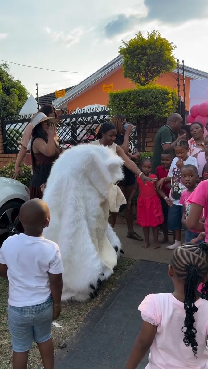 Eish this mascot is still new in the industry One hug nyana gone 🤣🤣🤣