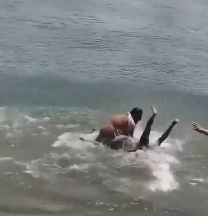 His life flashed before his eyes &amp; didn’t wanna fight anymore, bro started inverted swimming 😂 Don't fight whales in their natural habitat 😭
