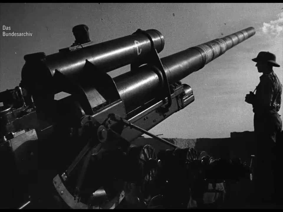 - - Filmdokument - - Diese Filmaufnahmen zeigen die Kämpfe auf Sizilien; dazu gehören Aufnahmen vom Eintreffen deutscher Reserven, von Fallschirmjägern, die auf Sizilien landen, sowie von Flugzeugen, die den Feind bekämpfen. Nach dem erfolgreichen Abschluss des Nordafrikafeldzugs im März 1943 beschlossen die Alliierten, als Nächstes in Italien einzumarschieren – beginnend mit Sizilien. Diese Unternehmung trug den Codenamen „Operation Husky“ und umfasste sowohl Landungen von Fallschirmjägern als auch Landungen vom Meer aus. Die Alliierten setzten über 150.000 Soldaten auf der Insel ab. Obwohl die deutsch-italienischen Streitkräfte vor Ort über eine deutlich höhere Truppenstärke verfügten, handelte es sich bei den italienischen Einheiten vielfach um schlecht ausgerüstete Besatzungstruppen mit geringer Moral; die Hauptlast der Kämpfe lag daher bei den Deutschen.