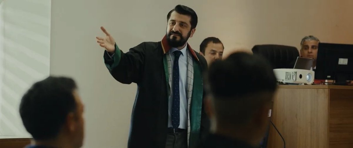 3 yıl önce çektiği; “yasak olmasaydı türkiye’de avukat reklamı” adlı skecini mis gibi filme çevirmiş adam. hiciv komedide bu adamın üstüne yok şuan.