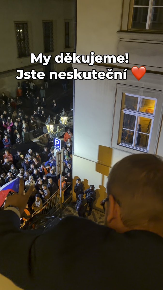 23:48, Malostranské náměstí narvané, v bočních ulicích taky plno ✌️ Jsme s Vámi a Vy jste s námi! ❤️