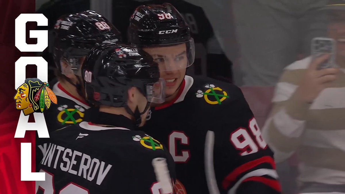 BEDSY WITH A BEAUTY 🎯 He opens the scoring for the Chicago Blackhawks!