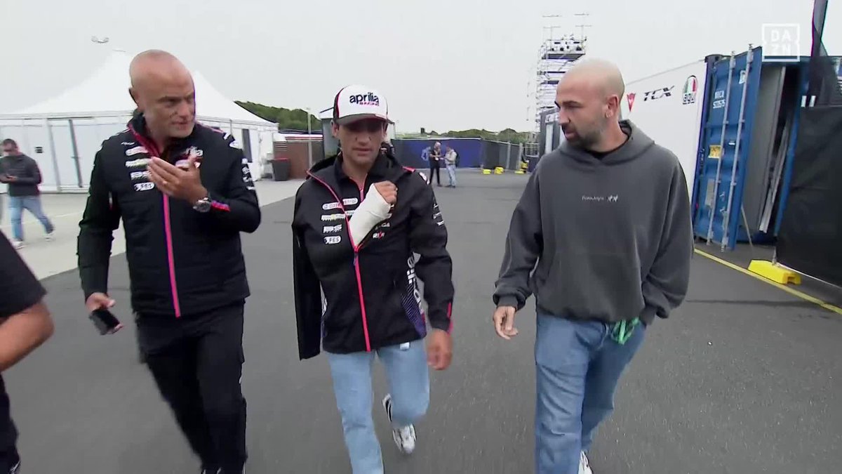 IMAGEN DAZN 📹 Jorge Martín sale del centro médico con el brazo derecho en cabestrillo #AustralianGP 🇦🇺 #MotoGP 🏁