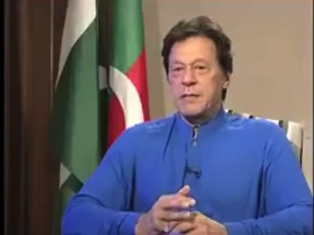 تیریاں ریساں کون کرے علی وزیر کے سامنے امیدوار کھڑا نہیں کیا کہ پشتون قوم پرستوں کو آئسولیٹ کرنے کی بجائے قومی دھارے میں لایا جائے۔ ثمر بلور کے ضمنی الیکشن میں امیدوار کھڑا نہیں کیا کہ اسکا شوہر دہشتگردی کا شکار ہوا ہے۔ اختر مینگل نے اعتراف کیا کہ عمران خان نے 400 لاپتہ بلوچ افراد بازیاب کروائے۔ گلالئی اسماعیل کے والد کو باہر جانے کے لیے مدد دی گلالئی کا شکریے والا ٹویٹ آج بھی بطور ثبوت موجود ہے۔ ہر جماعت نے عمران خان کے خلاف بار بار لانگ مارچ نکالے، کسی لانگ مارچ پر کریک ڈاون نہیں ہوا کہیں تشدد نہیں ہوا ، کبھی ورکرز کے گھر نہیں توڑے۔ نواز شریف نے بیمار ہونے کی ایکٹنگ کی تو ترس آگیا اور نواز شریف فیصل واڈا کے کتے کے خون کا سیمپل دے کر باہر چلا گیا۔ مطیع اللہ جان کو فوج نے اٹھایا تو فوری بازیاب کروایا۔ غلطیاں کمیاں کمزوریاں کوتاہیاں بھی رہیں لیکن ایسی مثالیں آپ کو پاکستان کی اسی سالہ تاریخ میں کہیں نہیں ملیں گی۔ المیہ یہ رہا کہ شاید ہی ان میں سے کوئی ایسا ہو جس نے بعد میں عمران خان کو ڈسا نہ ہو۔
