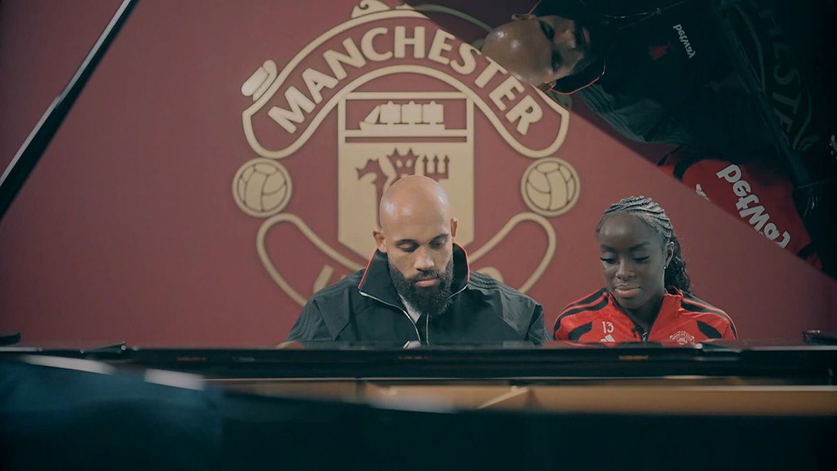 👏 Bryan Mbeumo and Simi Awujo playing piano at Carrington! 🎹🔴