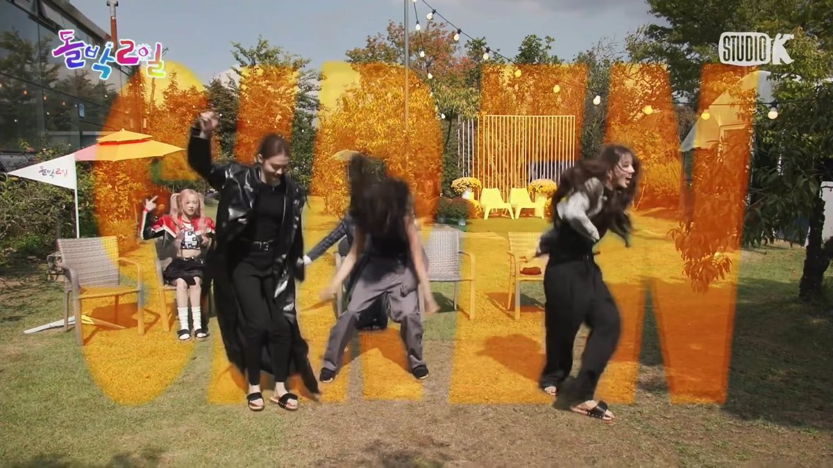 MEOVV dancing to Riize Siren