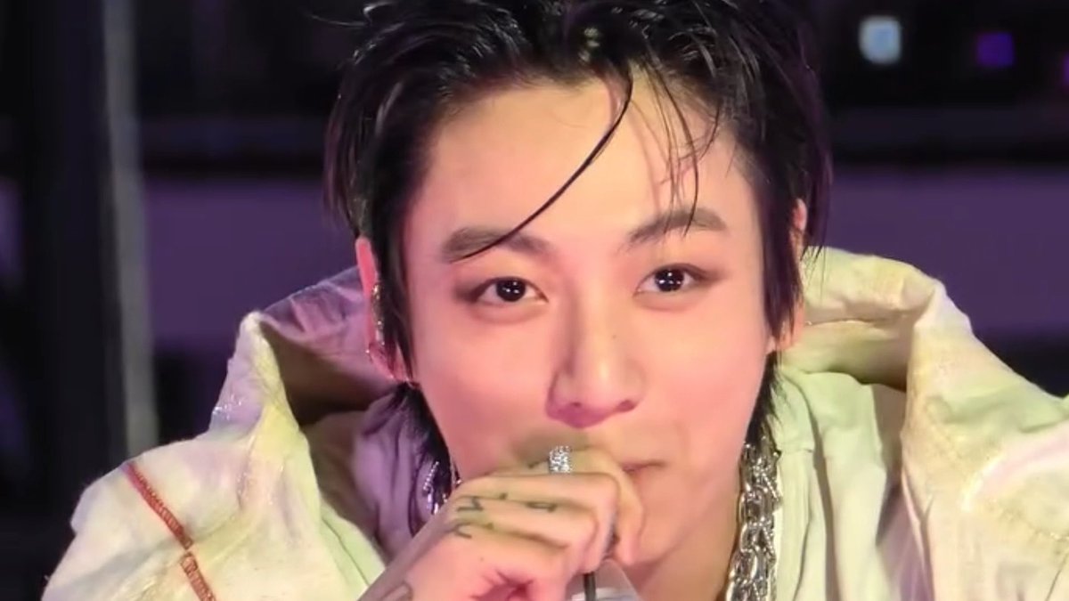 HIS MAKEUP AND EYES HES SO PRETTY 🥹💘