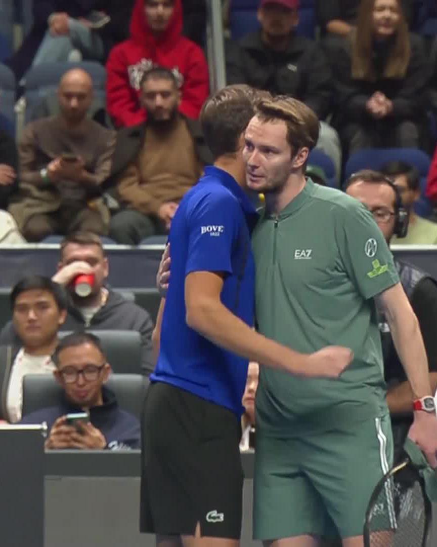 A match which deserved a better ending 😔 Alexander Bublik retires, due to injury, whilst down 3-6 to send Medvedev into the final! #AlmatyOpen