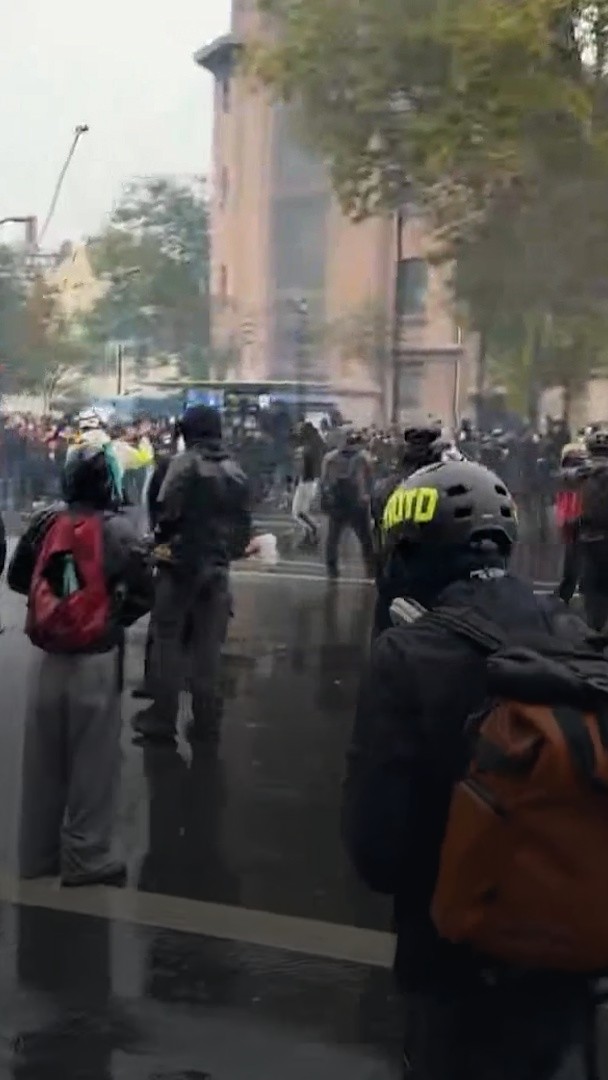 24 octobre: la police déploie un canon à eau à l'arrivée de la manifestation à Paris