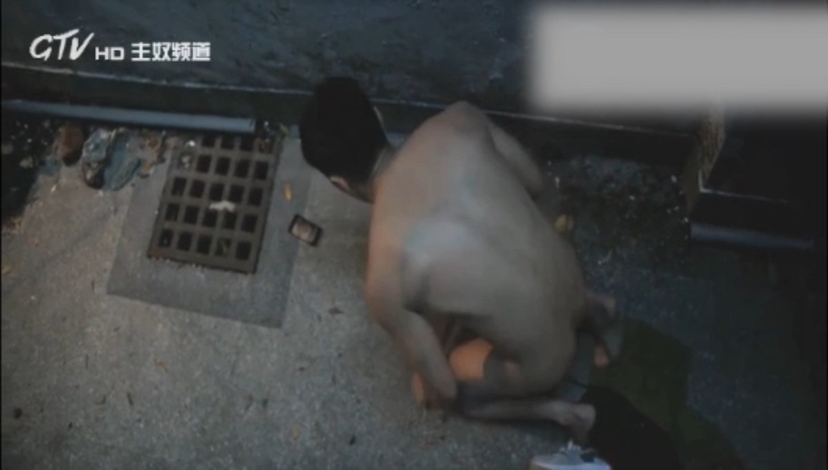 制服下的肌肉男，帅哥军警被唤醒犬性，主奴游戏正式开启。 粗暴的喘息，湿热的气息，皮带抽打在坚实的臀肌，留下灼热的印记。 他跪地，项圈紧锁，舌尖舔舐主人的军靴，渴望被驯服。命令冰冷，动作狂野，每一寸肌肤都被征服，汗水与呻吟交织成最原始的服从。#制服 #主奴 #帅哥 #军警 #肌肉男