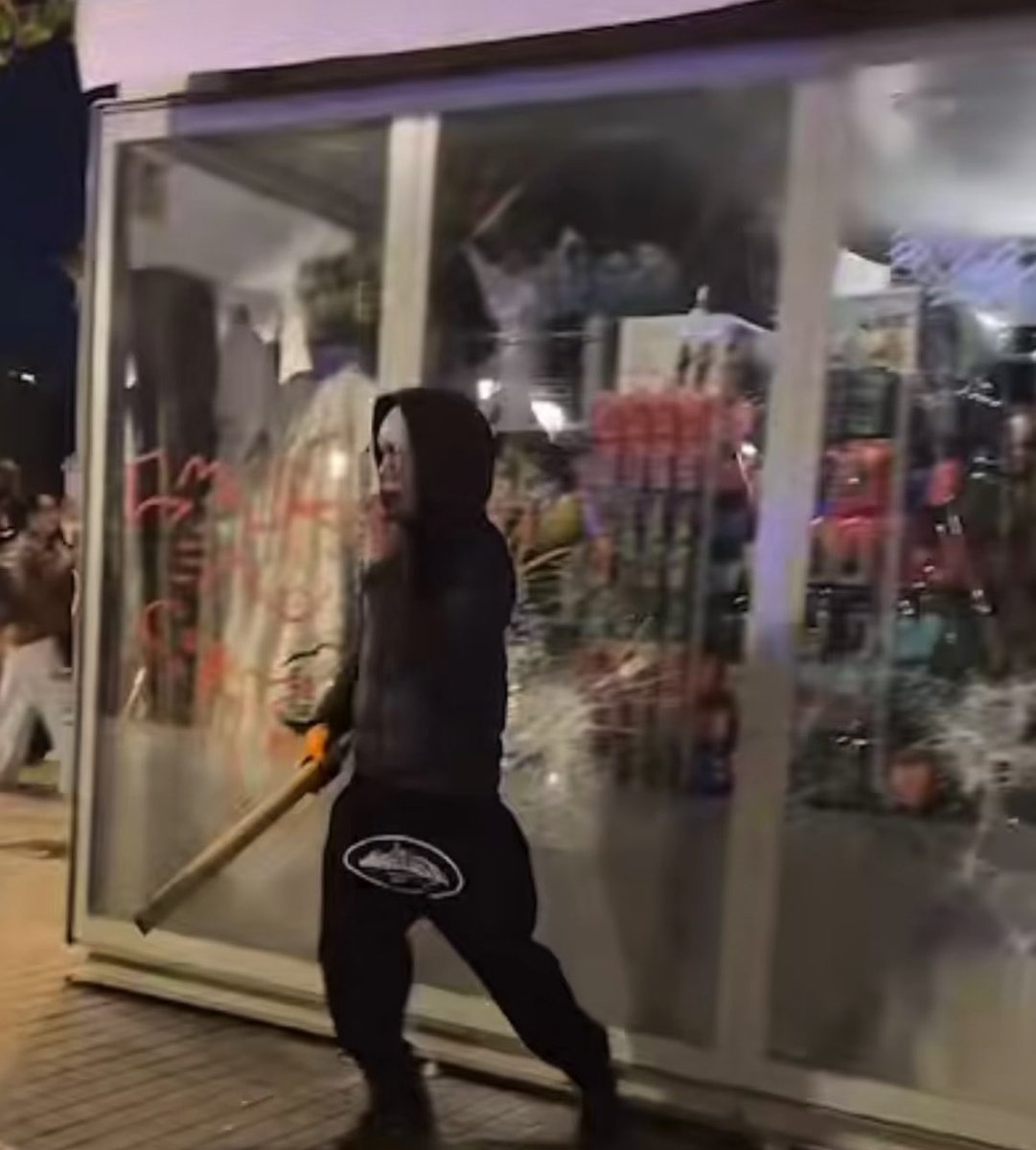 🇪🇸 | URGENTE: Destrozos y manifestaciones en Cataluña, España.