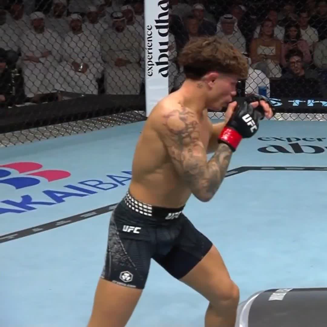 BRUTAL ‼️ 🏴󠁧󠁢󠁥󠁮󠁧󠁿 Lone'er Kavanagh noquea con potentes puños en el primer round 🫨 Experience Abu Dhabi | Abu Dhabi Calendar | #InAbuDhabi | Ver en vivo por Paramount+ Deportes