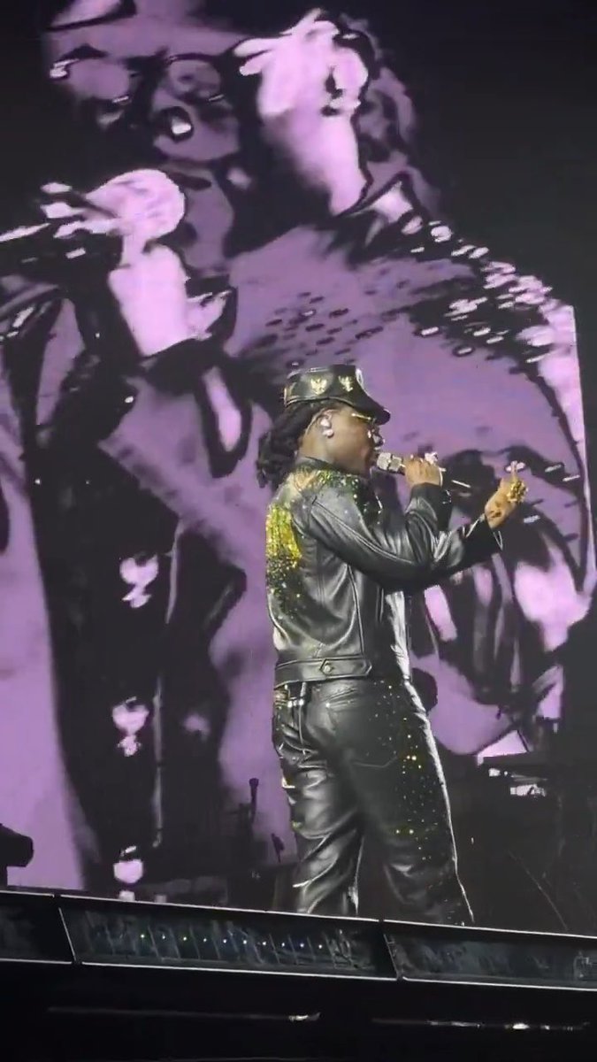 🚨 Asake is now on stage performing “Oba” at his Accor Arena Concert in Paris 🇫🇷🤩