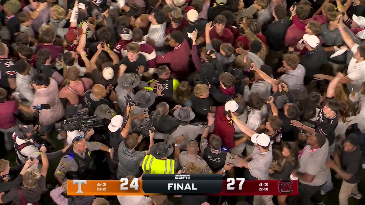 WHAT AN ENDING‼️ South Carolina beats No. 11 Tennessee on a kick with no time remaining 😮