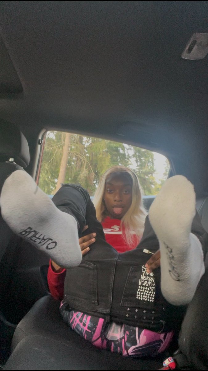 Let’s hang out in the back bro 👃🏽🧦🦶🏽