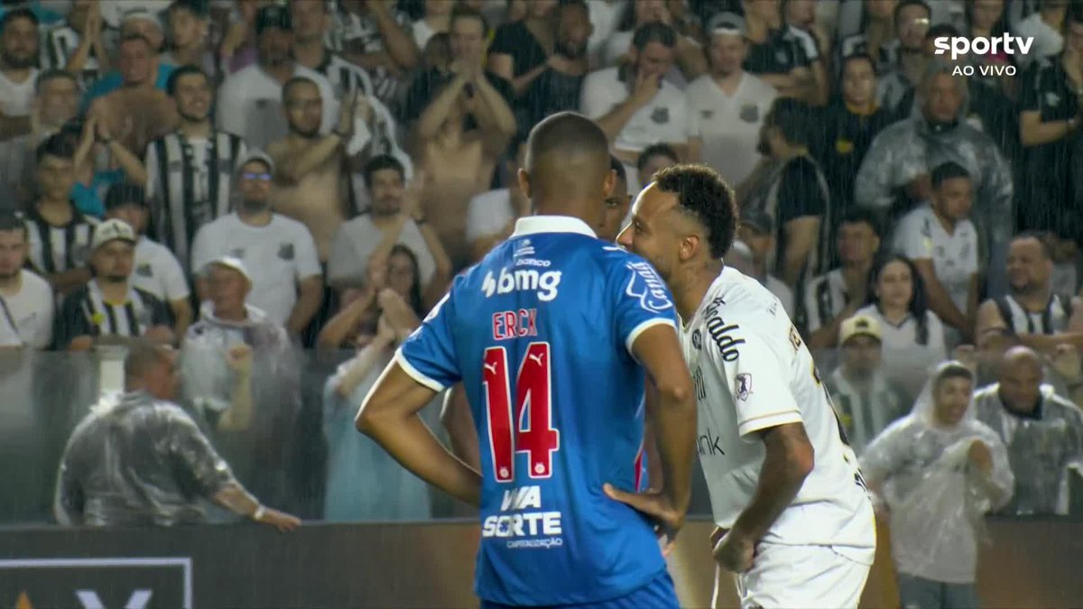 Neymar é expulso por falar com Rodrigo Nestor com a mão na boca. #futebol #santos #bahia #brasileirao #Neymar