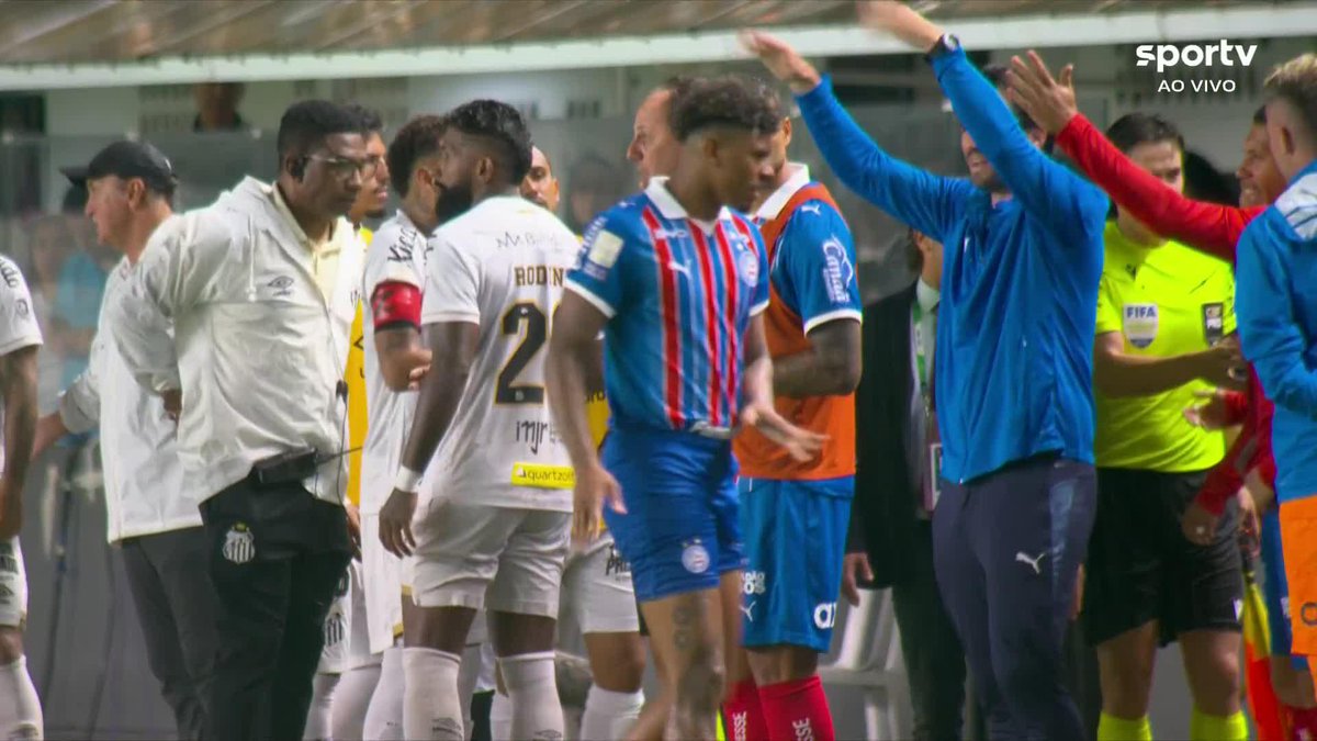 Após ser expulso por falar com a mão na boca, Neymar parte pra cima de Rodrigo Nestor e precisa ser contido. #futebol #santos #bahia #brasileirao