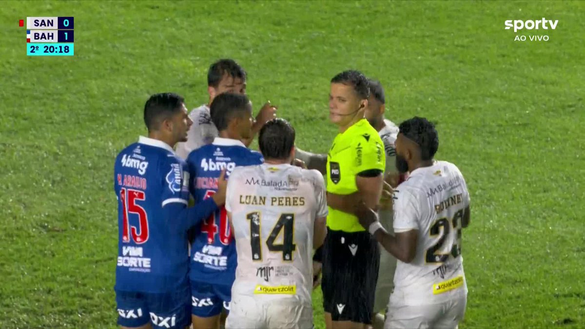 Jogadores do Santos pediram um pênalti em Luan Peres, mas o árbitro mandou seguir. #futebol #santos #bahia #brasileirao