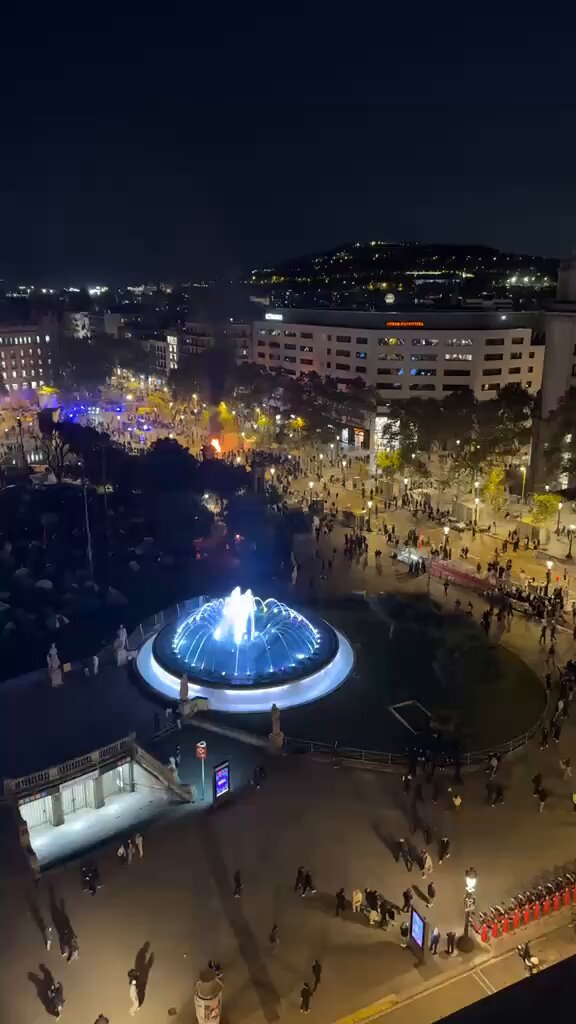 Barcelona … disturbios y saqueos de encapuchados.
